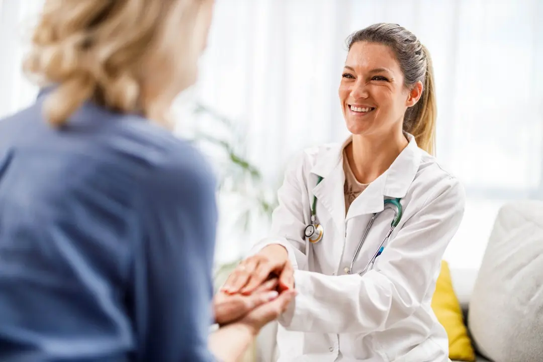 Ärztin im einfühlsamen Patientengespräch